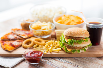 ハンバーガーやポテトなどの写真