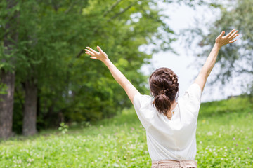 自然の中でリフレッシュしている女性