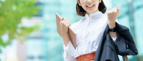 若い女性が仕事を頑張っている写真