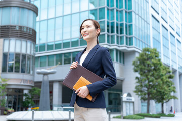 スーツの女性が凛としている写真