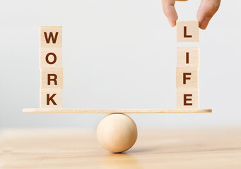 「work」と「life」を天秤にかけている写真