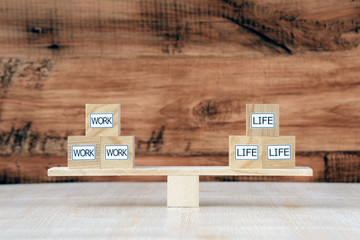 「work」と「life」が天秤にかかっている写真