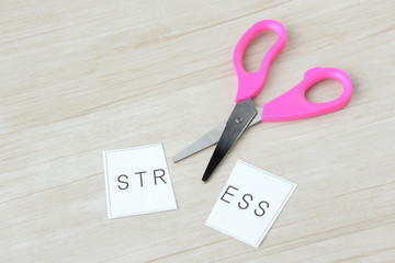 ストレスと書かれた紙が切れている写真