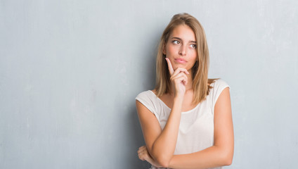 考えている女性の写真